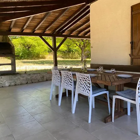 Peaceful With Stunning Pool Near Market Town