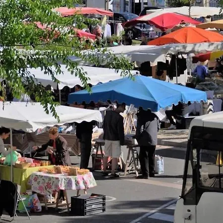 Peaceful With Stunning Pool Near Market Town Vakantiehuis