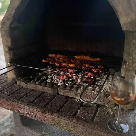 Peaceful With Stunning Pool Near Market Town