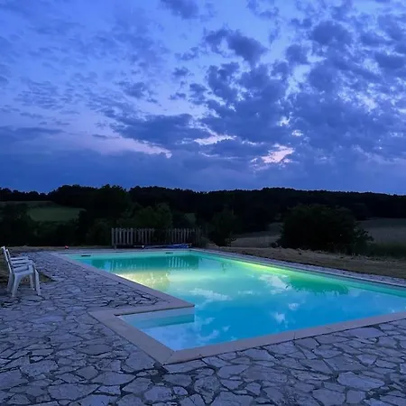 Vakantiehuis Peaceful With Stunning Pool Near Market Town *