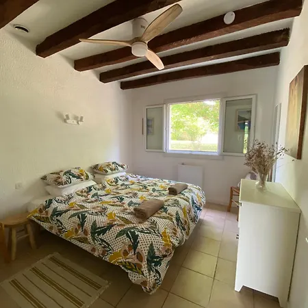 Peaceful With Stunning Pool Near Market Town Vakantiehuis