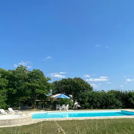 Peaceful With Stunning Pool Near Market Town