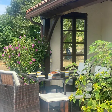 Peaceful With Stunning Pool Near Market Town Сasa de vacaciones *