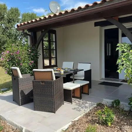 Peaceful With Stunning Pool Near Market Town Сasa de vacaciones Montaigu-de-Quercy