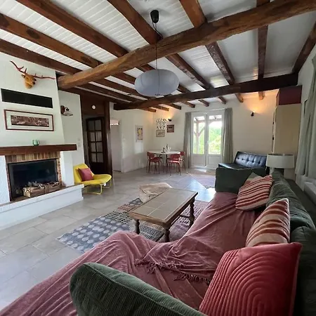 Peaceful With Stunning Pool Near Market Town