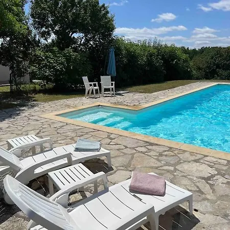 Peaceful With Stunning Pool Near Market Town Сasa de vacaciones