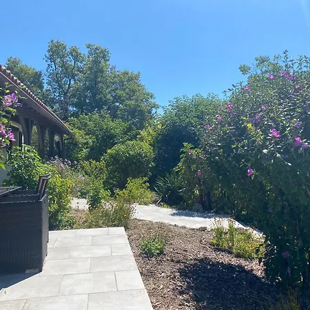 Сasa de vacaciones Peaceful With Stunning Pool Near Market Town Montaigu-de-Quercy