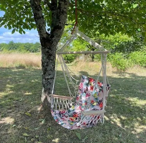 Peaceful With Stunning Pool Near Market Town