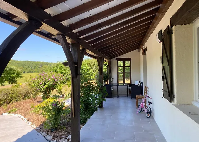 Dom wakacyjny Peaceful With Stunning Pool Near Market Town *