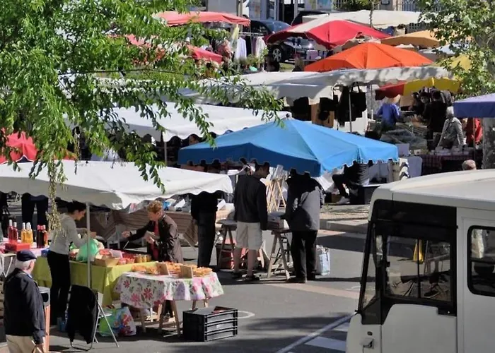 Peaceful With Stunning Pool Near Market Town Dom wakacyjny