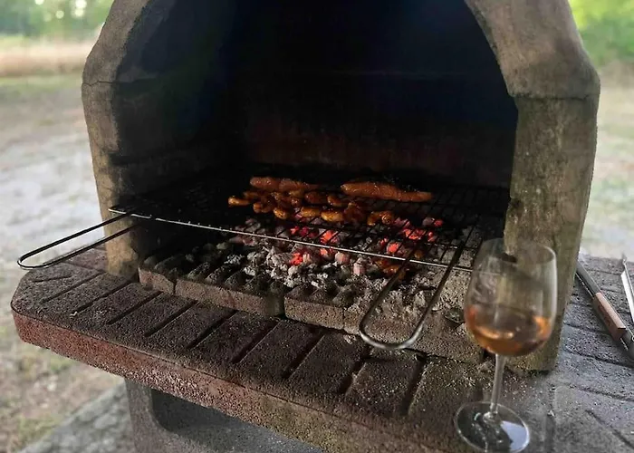 Peaceful With Stunning Pool Near Market Town