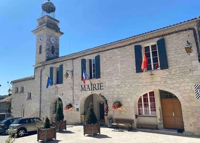 Peaceful With Stunning Pool Near Market Town *