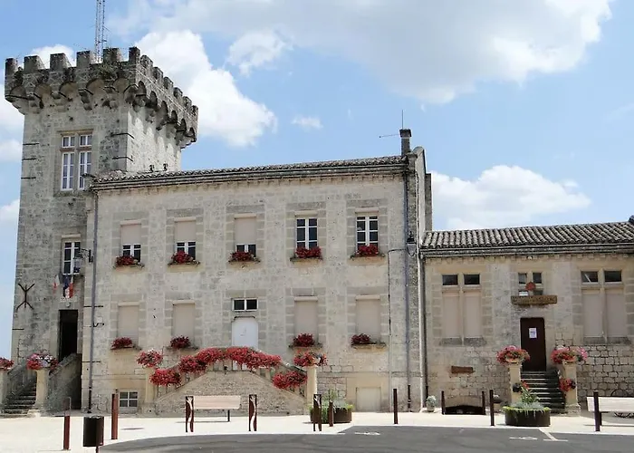 Peaceful With Stunning Pool Near Market Town *