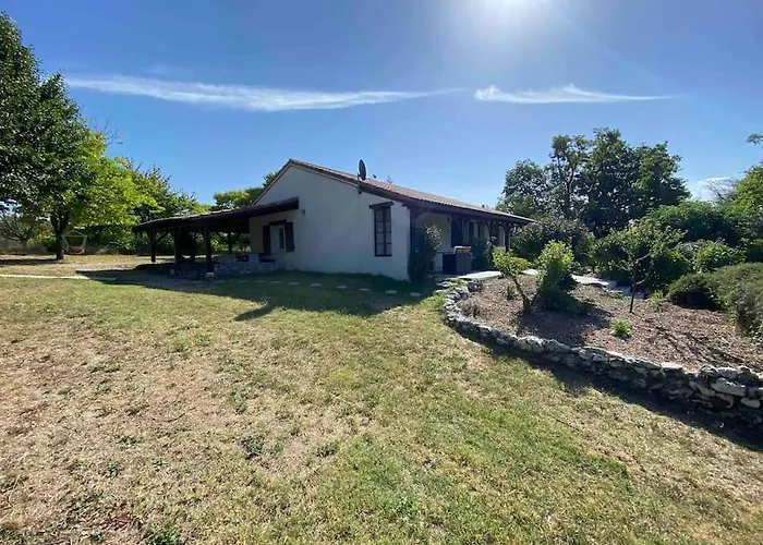 Peaceful With Stunning Pool Near Market Town Montaigu-de-Quercy