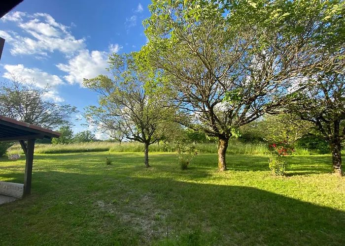 Peaceful With Stunning Pool Near Market Town Montaigu-de-Quercy