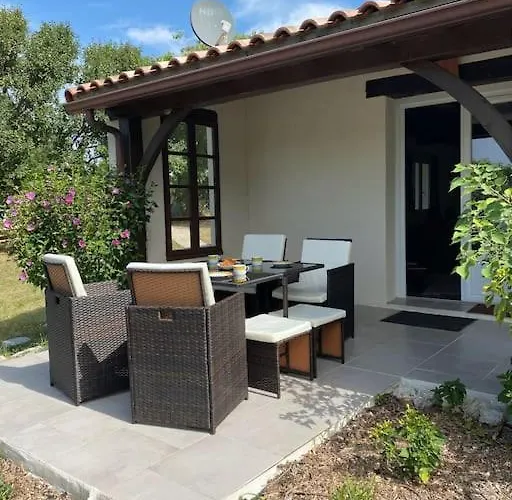 Peaceful With Stunning Pool Near Market Town Dom wakacyjny Montaigu-de-Quercy