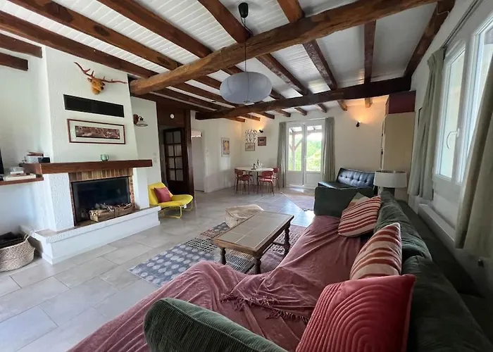 Peaceful With Stunning Pool Near Market Town